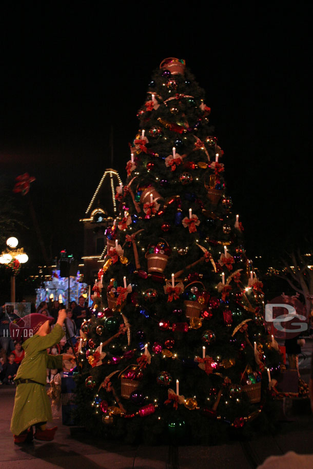 This tree is new I think.. its decorated for the dwarfs..