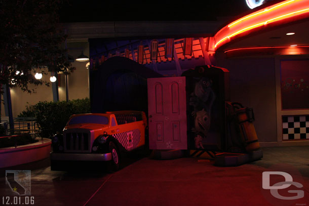 Also suprised to see no real lighting on the new photo spot.. the backlot area was still kind of dead and dark at night..