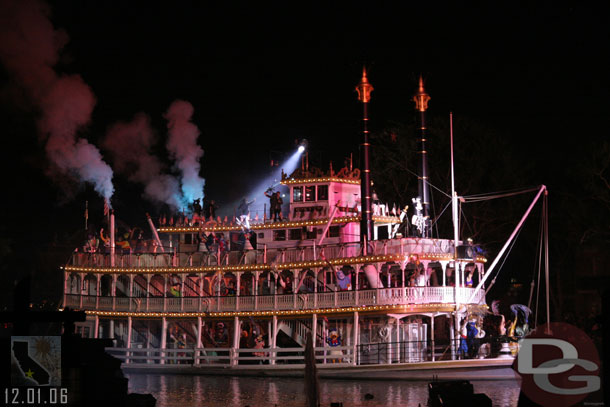 The Mark Twain coming around for Fantasmics finale