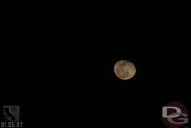 And this one is close to how the moon looked.. but the glow was still more impressive in person