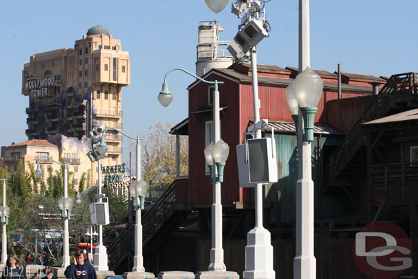 No banners along the parade route, it looks rather bare