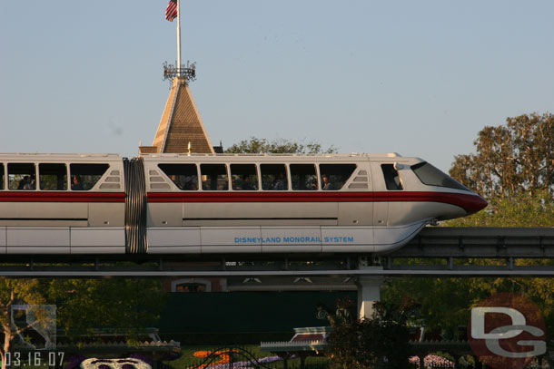 Monorail red going by