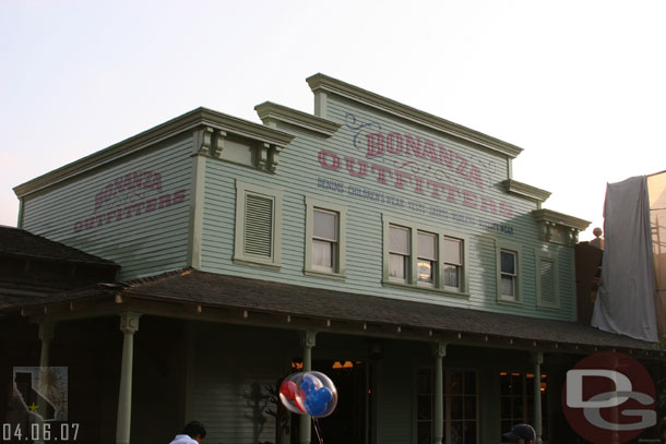 This building in Frontierland is now finished, last trip it was under wraps