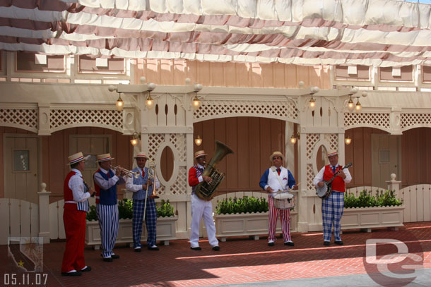 The Straw Hatters out for a set