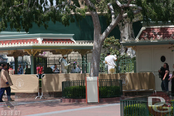 Still some painting of the entrance/exit gates