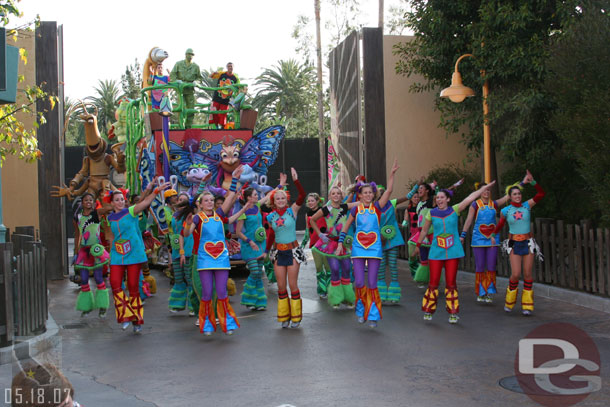 I had never seen the end of the parade, this was a nice touch.. the female performer gather and do a final number before the gate closes