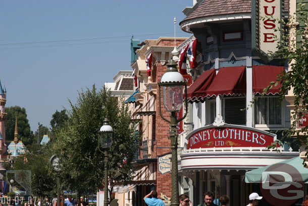 No plants hanging from the lamp posts this week, my guess is they are waiting/preparing the Halloweentime ones