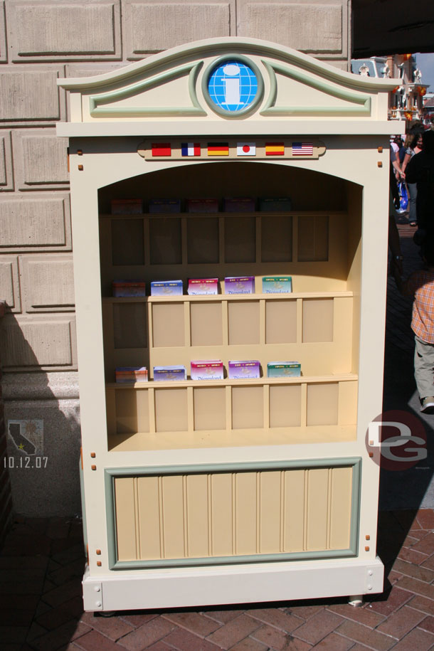 New kiosks with International guidemaps have appeared at both parks