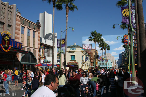 Wow thats a lot of people on the backlot, and Aladdin did not just let out..