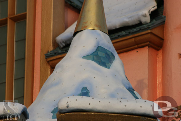 Now a closer look at the snow on the castle, its actually an overlay with lights running throughout it.