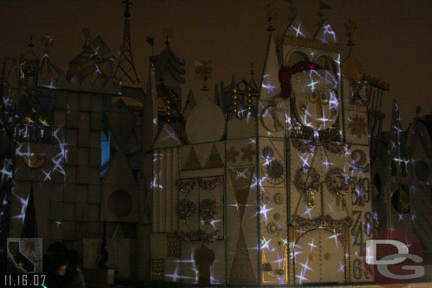 They do a small snow show at Small World now too (I am assuming it runs the same times as the castle one), this was the 7:30 show.