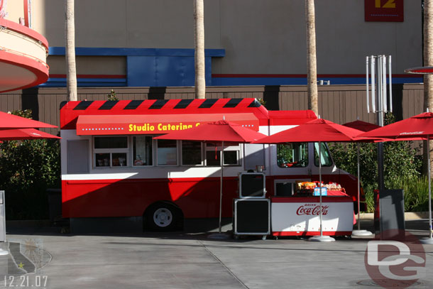 This has to be one of the least crowded dining options around, if I walk by and see a person in the area its rare...  guess maybe after an Aladdin show is out there is a small line?