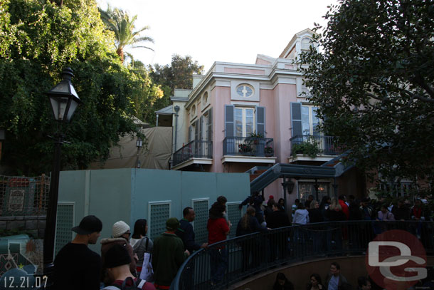 The railings are now gone on the steps to the old gallery, wonder if that means the steps are next..