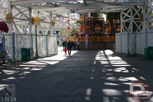 The signage has been moved further up the walkway, which seemed weird, it used to be by the Orange Stinger now its all the way by the Maliboomer telling you what is ahead.