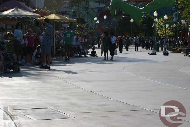 The large crowd gathering for the parade... (this was about 5:25 so they parade was coming...), once it started it did fill in a bit.