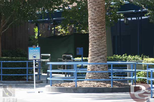 More signs out to indicate the smoking area.