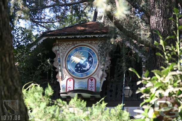 The old skyway station looks as if it received some paint recently too.. this looked brighter/cleaner than the rest of the building/area