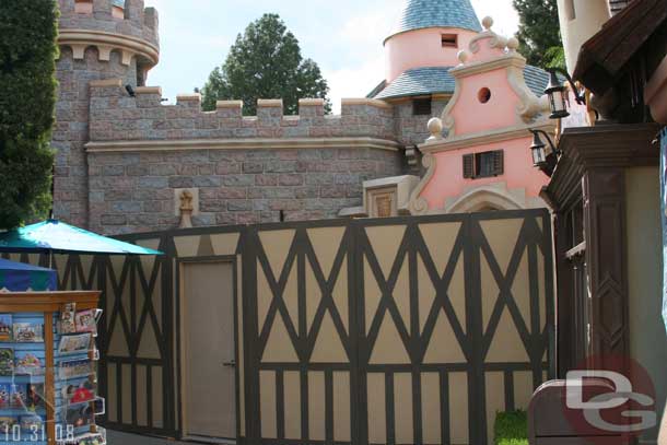 On the Frontierland side (West) the walls now block off the walkway