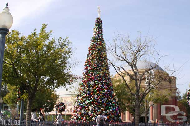 DCAs tree, the holiday decorations in DCA are really scaled back (notice in the background the lack of lights on the old Golden Dreams building