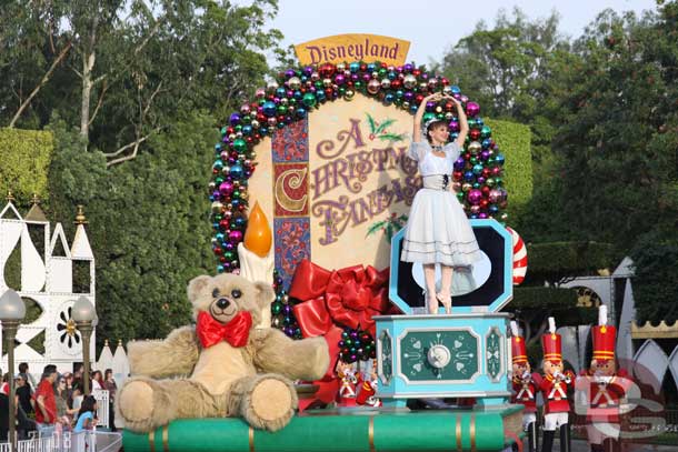 Then the Christmas Fantasy Parade (first of the 2008 season if you exclude the Christmas parade taping a few weeks ago)