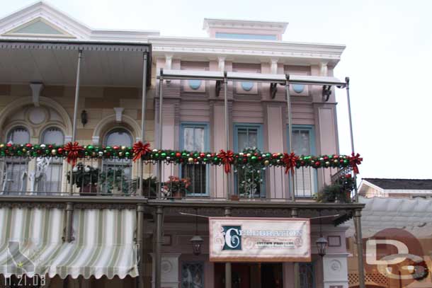 The corner shop on Main Street is now a custom printing shop (not sure I am a fan of these new banners... this is similiar to the art of Disneyland one on the opera house exit)