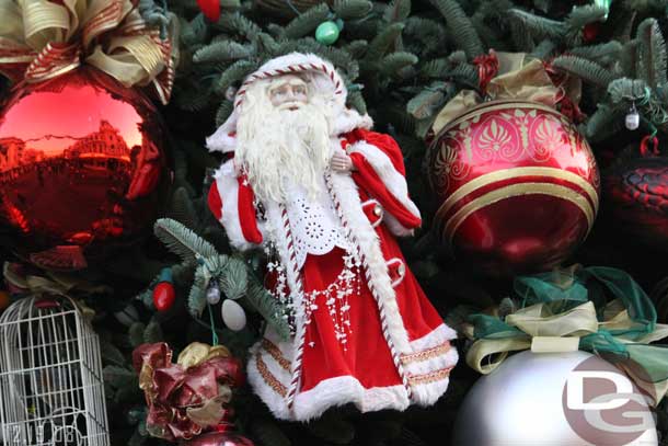 I also had a request for a closer look at some of the ornaments on the Main Street Christmas tree