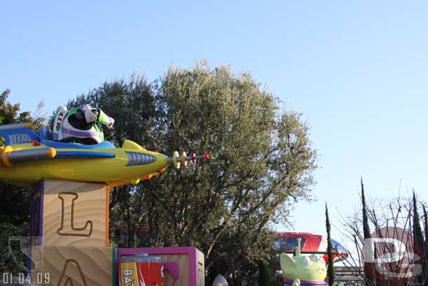 Almost a cool shot but the monorail was a bit ahead or the parade float a bit behind...