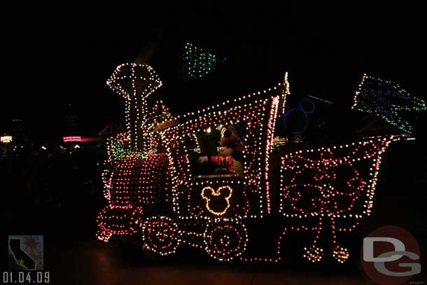 We close with some random Electrical Parade shots.