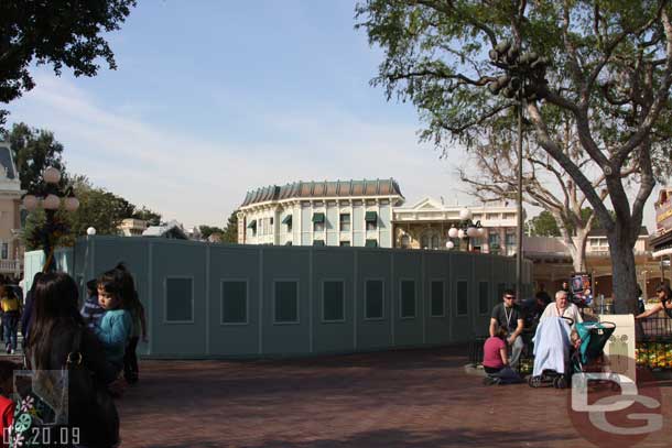 Not be left out Disneyland has its fair share of walls up now too.. as soon as you enter the park on the East side (the bank side) you are met by walls as the paving project continues).