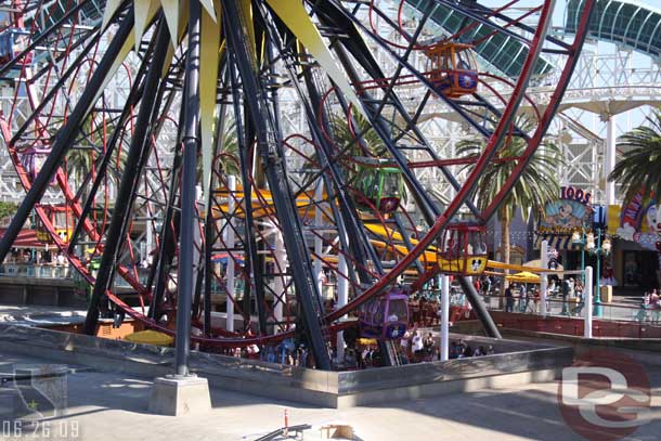 Noticed quite a line at the Fun Wheel, the non swinging went up the exit ramp