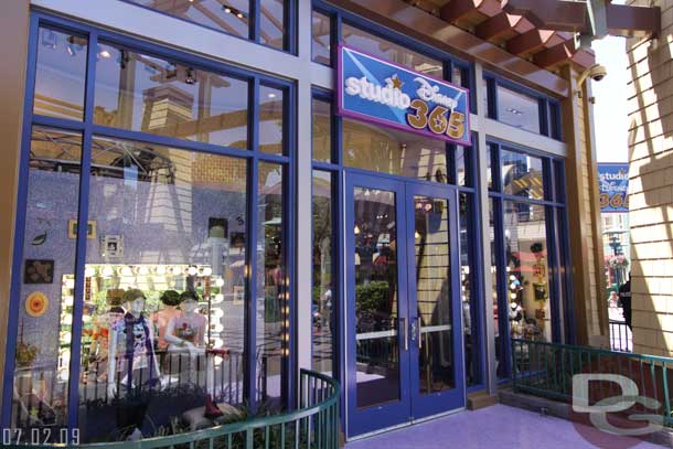 Studio Disney 365 had a couple people inside, the side door was closed today