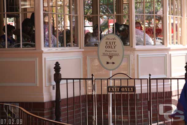 An extra sign to try and stop people from cutting through the dining area