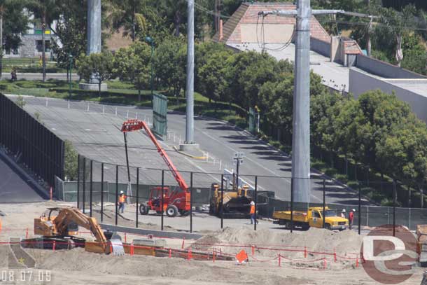 The new curb is in and the fence is being extended along the tramroute/driveway