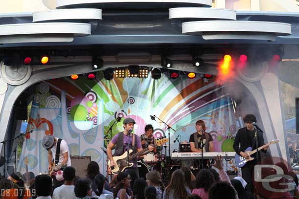 The Bolts performing at Tomorrowland Terrace