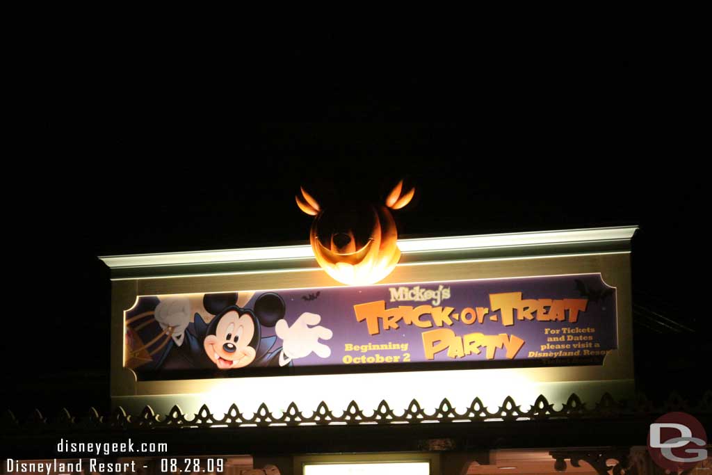 On the way out noticed the Halloweentime Ads are up