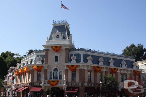 Main Street has the Halloween buntings up.. no pumpkins yet but those will be up by next Friday