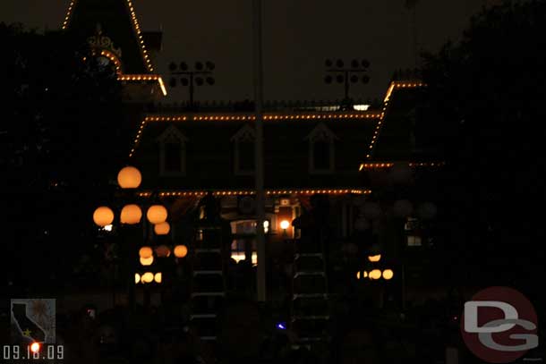 Back to Main Street for Magical, there were two ladders set up in Town Square shooting the show.