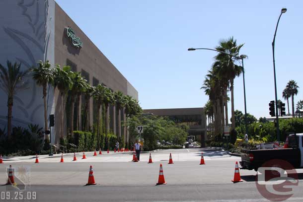 The garden walk entrance (no line of cars now but when I went in we were backed up to the street and that was only 15 minutes ago or so)