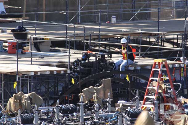 A large mechanical rig was being installed in the small pit nearest the Fun Wheel.