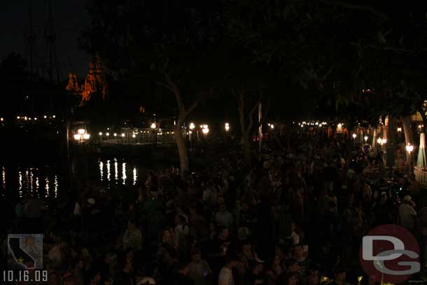 The mass of people as you look toward Frontierland from the Pirates bridge