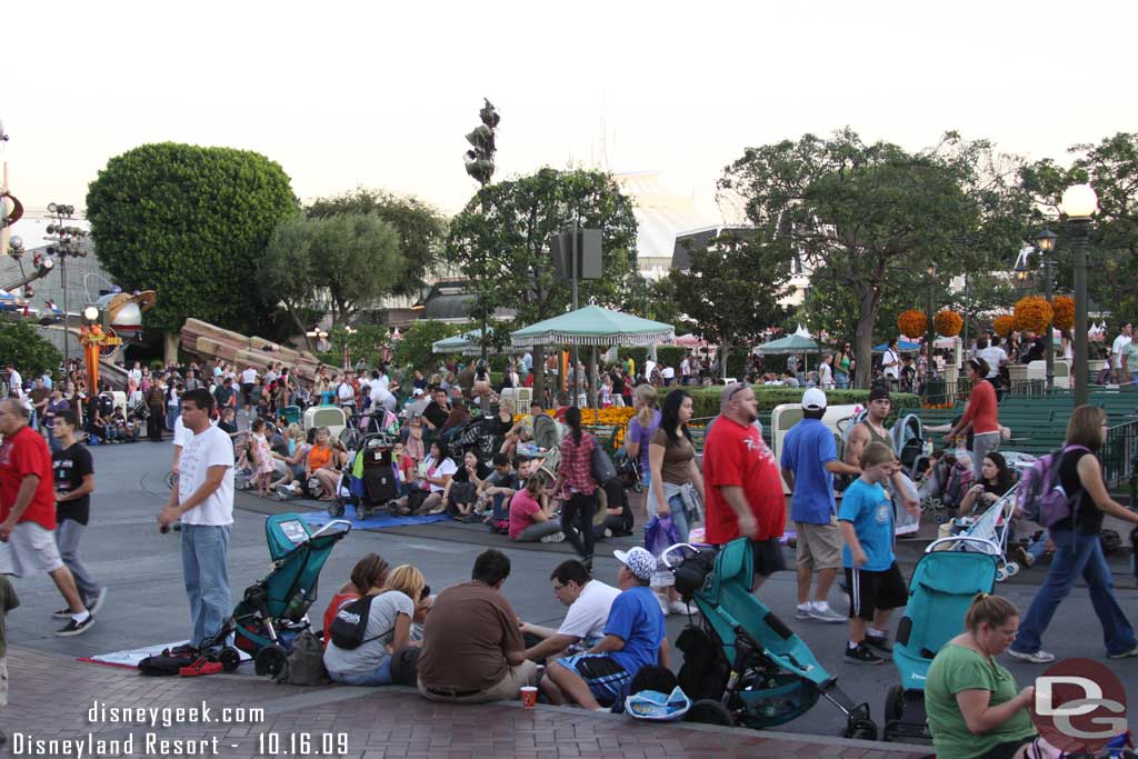 People lining up for the fireworks.. it was just after 6:00pm at this point