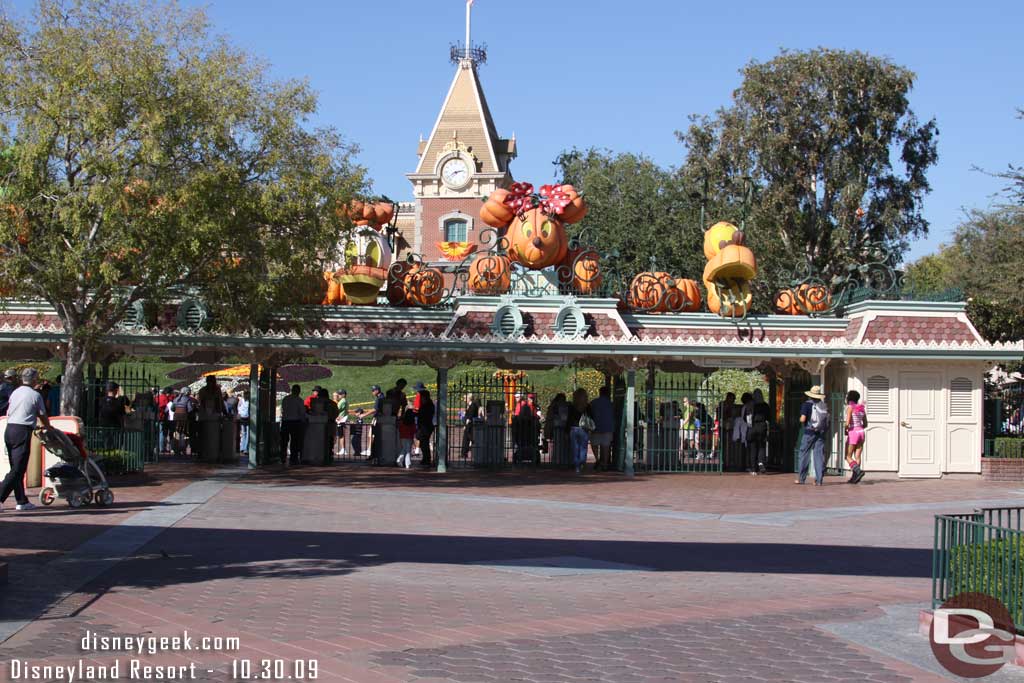 Not very crowded at the Disneyland turnstyles