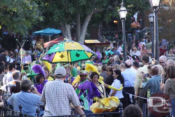 It then comes through the crowd and heads over to the Mark Twain