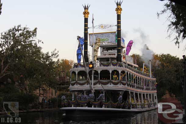 I managed to get ahead of the Mark Twain and here it is coming around the riverbend near Splash Mountain (I was at the Hungry Bear)