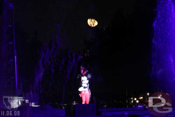 Tried to get a good shot of the rising moon and Mickey, but it looked much better in person than the shot..