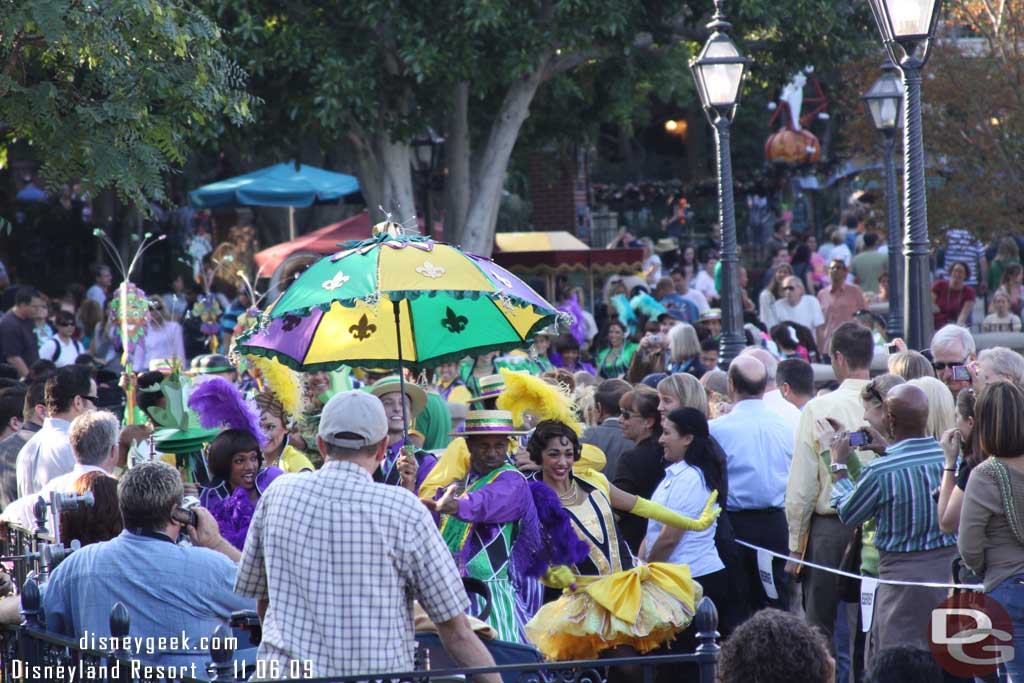 It then comes through the crowd and heads over to the Mark Twain