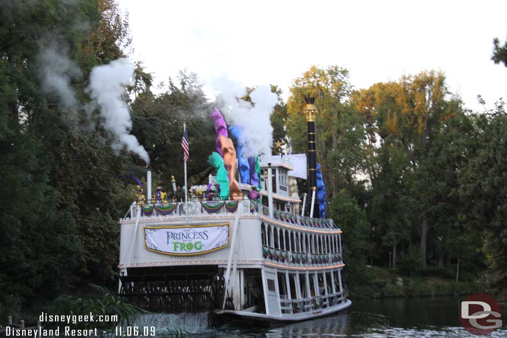 As it rounded the far bend it looked like those on board were lining up for a photo op, I spotted a Photopass person.