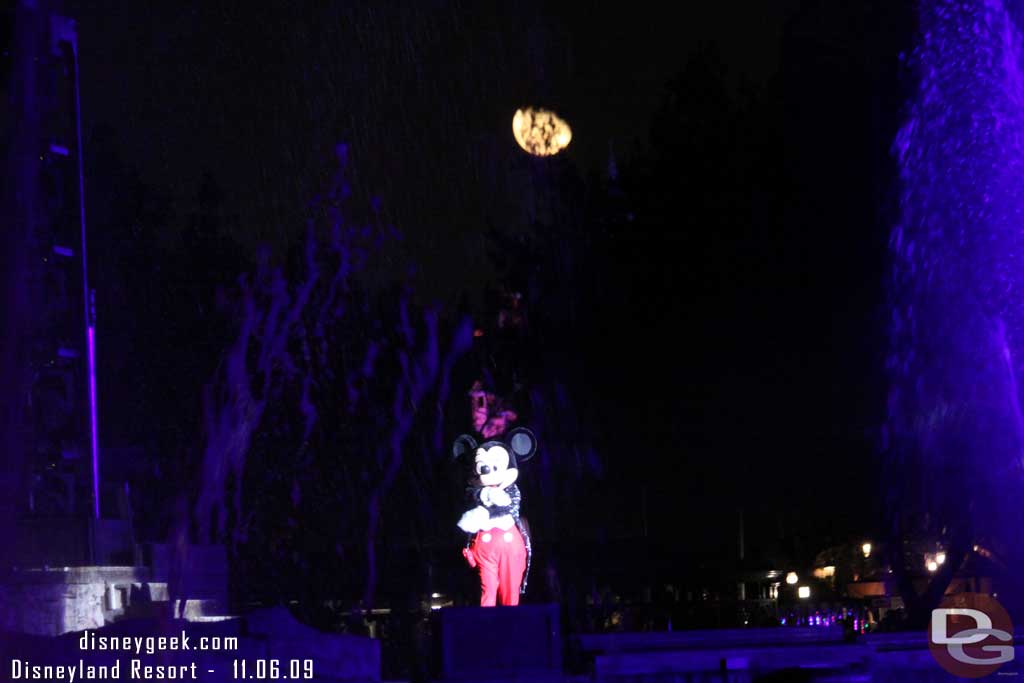 Tried to get a good shot of the rising moon and Mickey, but it looked much better in person than the shot..