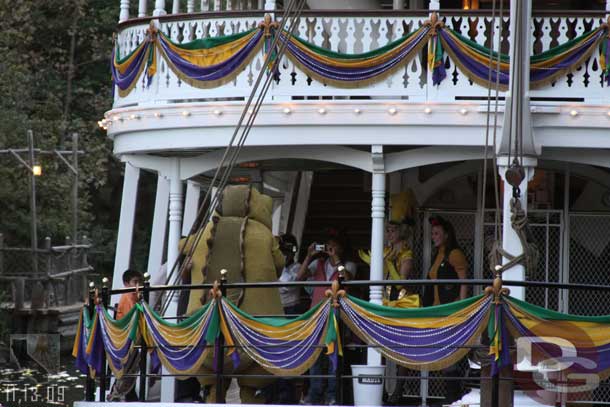 The Mark Twain returning (while on the back side of the Island those in the show have time to get pictures with the characters)