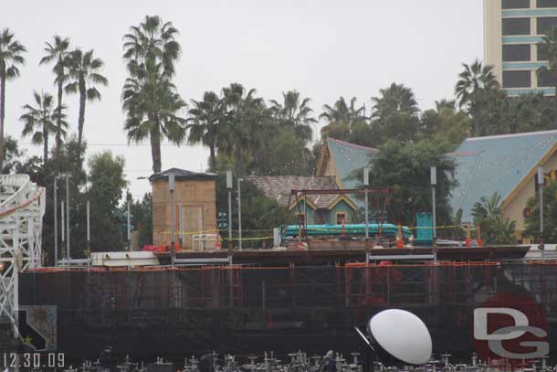 Looks like the poles are now being connected to each other and the central platform out at the swings.